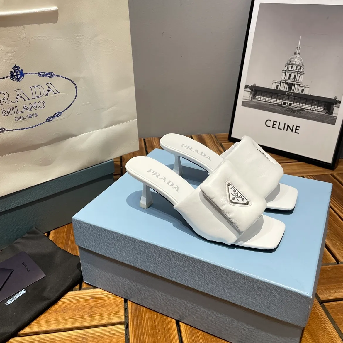 👟👟Ex-factory price 380👟👟 Prada/Prada 2023ss makes its debut🌟High-heeled square-toed slippers, triangular classic LOGO. 💥presents a classic silhouette. No matter what situation you face, the home court belongs only to you! 💪🏻 Fabric: Open edge beads, sheepskin lining, original Italian leather outsole Heel height: 6.5cm Code number: 35-39 (40 custom made, non-refundable)